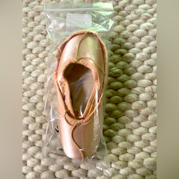 Suffolk Shoes Suffolk Spotlight Pointe Shoes 45 Xn Poshmark